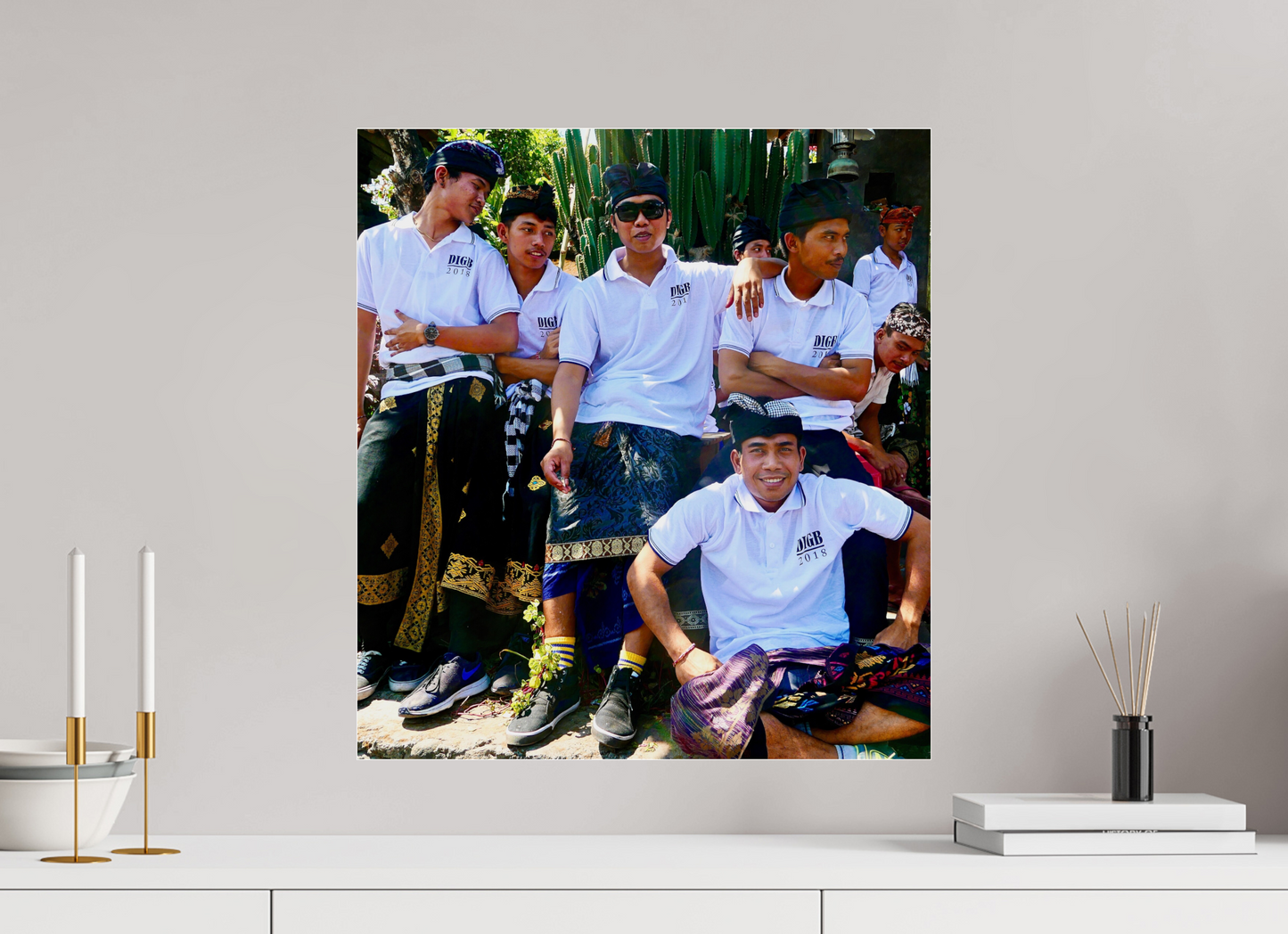 50 x 55 cm, Impression brillante fine art sur alu dibond (prête à être accrochée) Sarongs et sneakers (Indonésie, Bali)