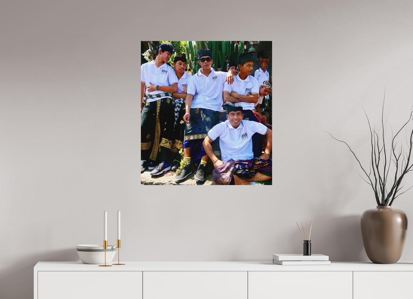 70 x 77 cm, Impression mate fine art sur alu dibond (prête à être accrochée) Sarongs et sneakers (Indonésie, Bali)