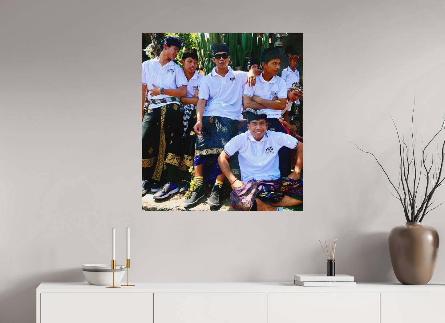 80 x 88 cm, Impression mate fine art sur alu dibond (prête à être accrochée) Sarongs et sneakers (Indonésie, Bali)