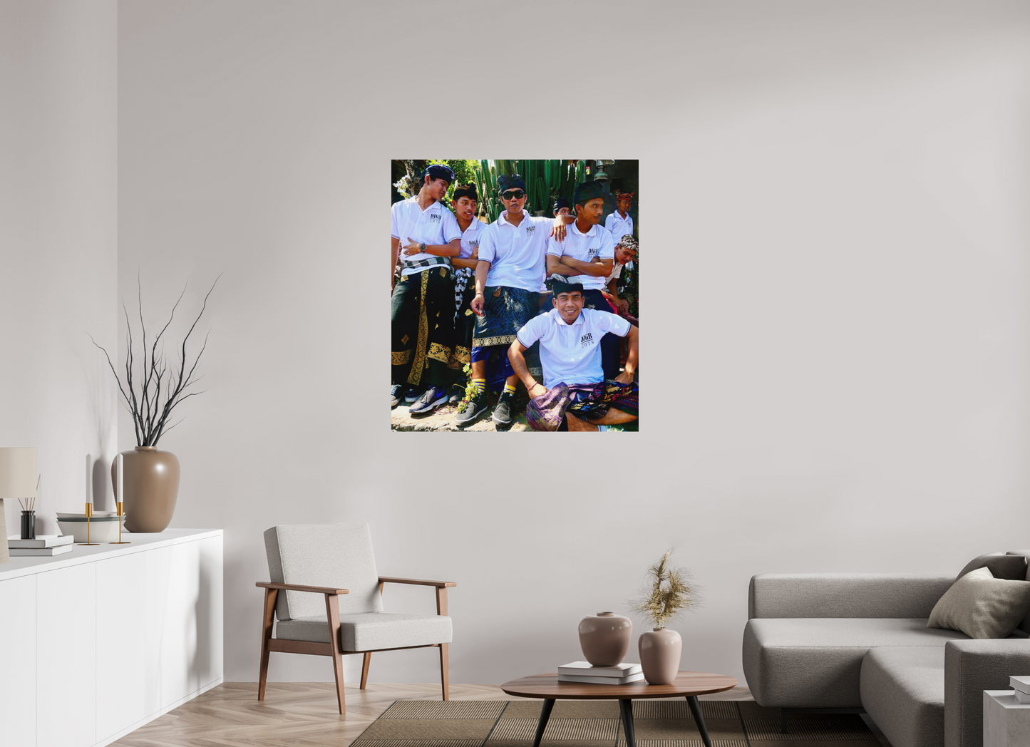 100 x 110 cm, Impression mate fine art sur alu dibond (prête à être accrochée) Sarongs et sneakers (Indonésie, Bali)
