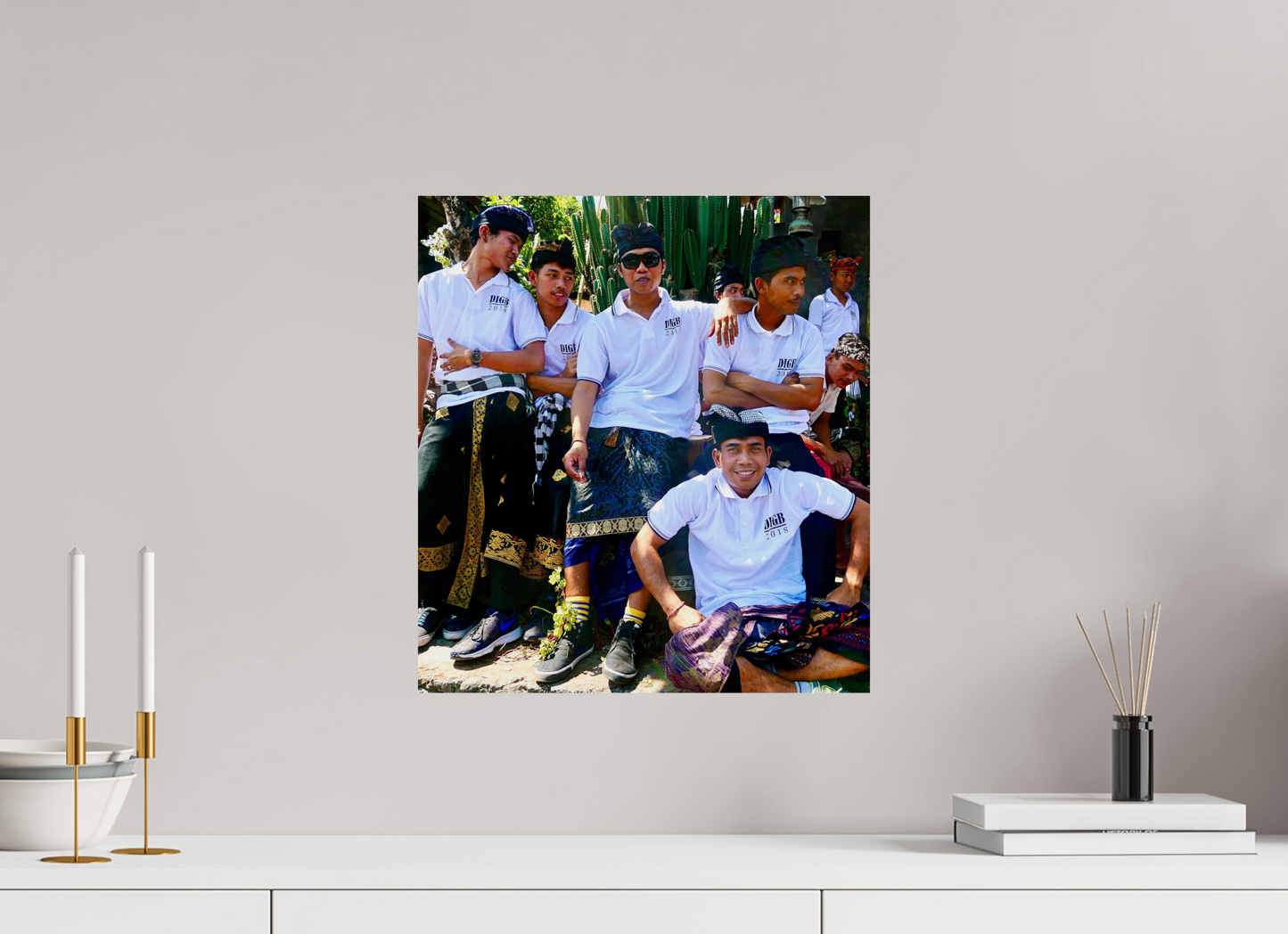 40 x 44 cm, Tirage brillant papier Fuji Crystal DP II (à encadrer) Sarongs et sneakers (Indonésie, Bali)