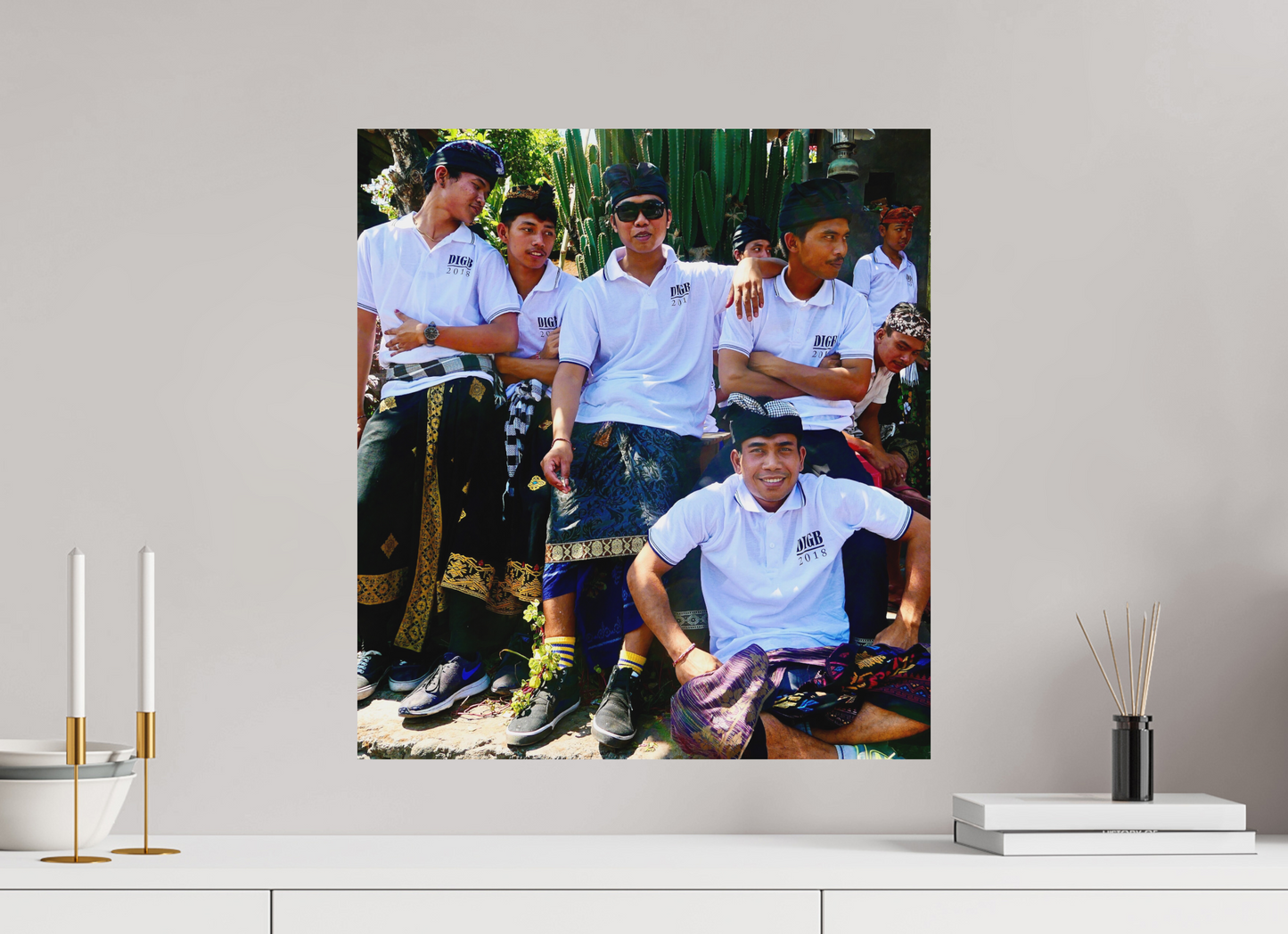 50 x 55 cm, Impression mate fine art sur alu dibond (prête à être accrochée) Sarongs et sneakers (Indonésie, Bali)