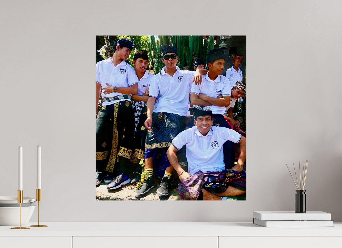 50 x 55 cm, Tirage brillant papier Fuji Crystal DP II (à encadrer) Sarongs et sneakers (Indonésie, Bali)