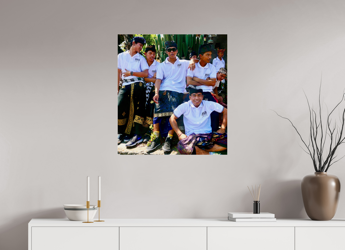 70 x 77 cm, Impression brillante fine art sur alu dibond (prête à être accrochée) Sarongs et sneakers (Indonésie, Bali)