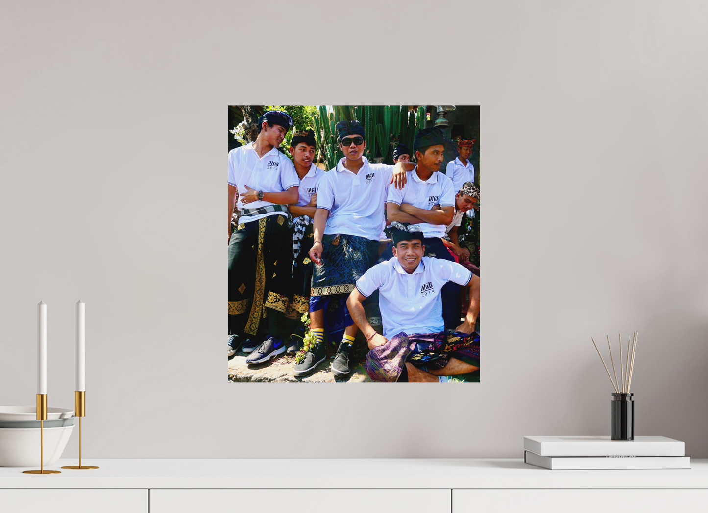 40 x 44 cm, Impression mate fine art sur alu dibond (prête à être accrochée) Sarongs et sneakers (Indonésie, Bali)