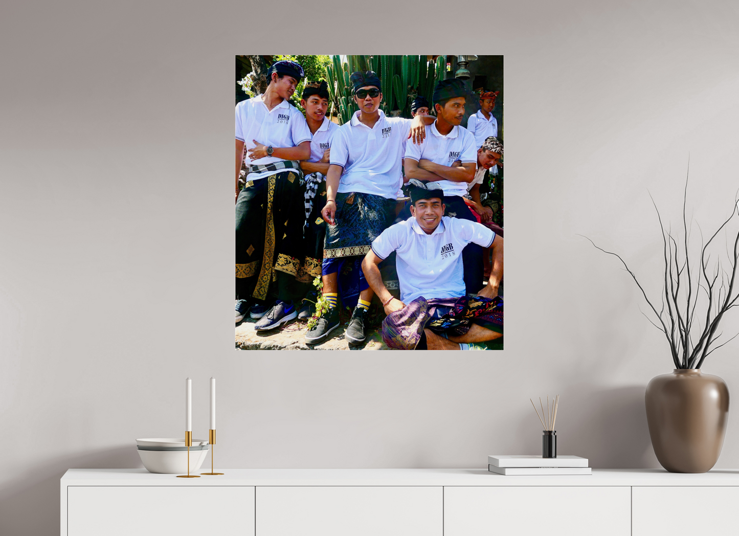 80 x 88 cm, Impression brillante fine art sur alu dibond (prête à être accrochée) Sarongs et sneakers (Indonésie, Bali)